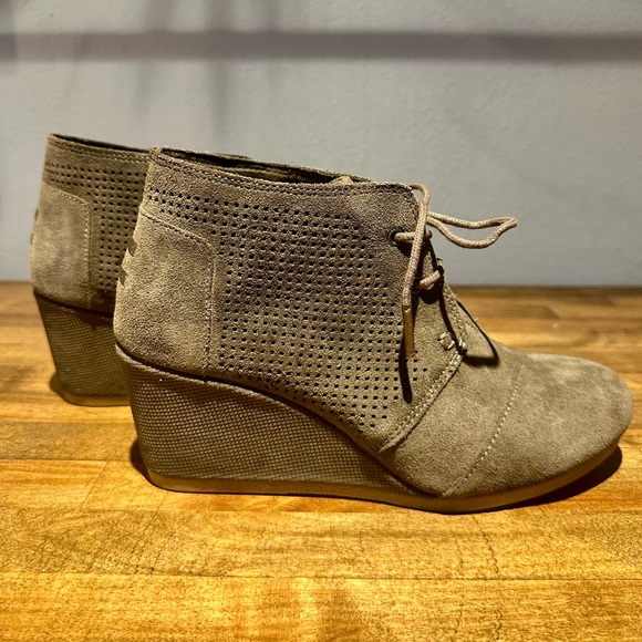 TOMS Olive Wedge Suede Bootie
Size 8.5 Women's - Picture 5 of 9